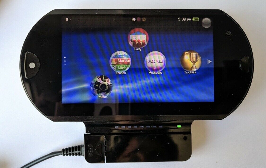 Na eBayi se objevila vysouvací PS Vita s HDMI výstupem