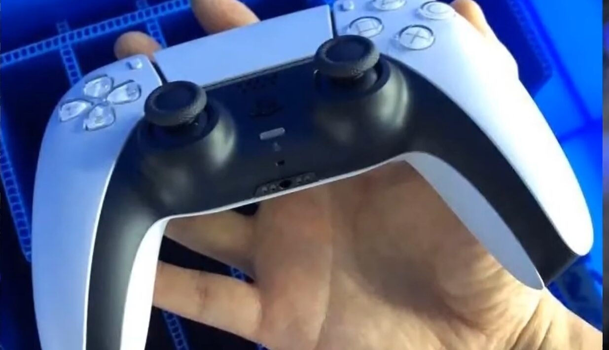 Nová fotka ovladače DualSense a design hry pro PS5