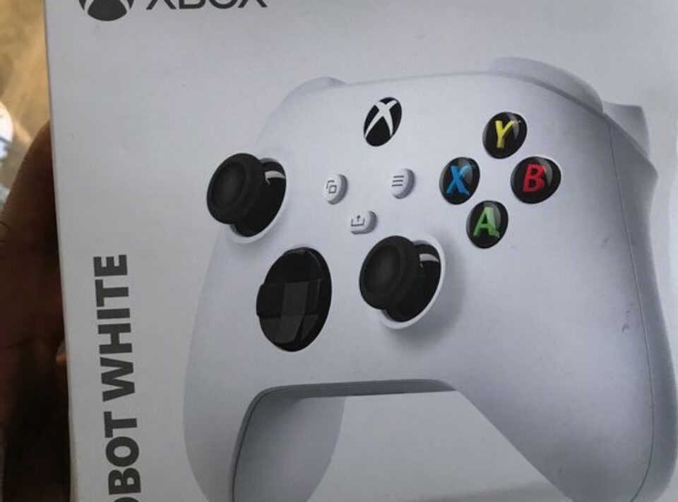 Nové fotky ovladačů potvrzují existenci Xboxu Series S