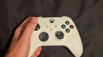 Nové fotky ovladačů potvrzují existenci Xboxu Series S