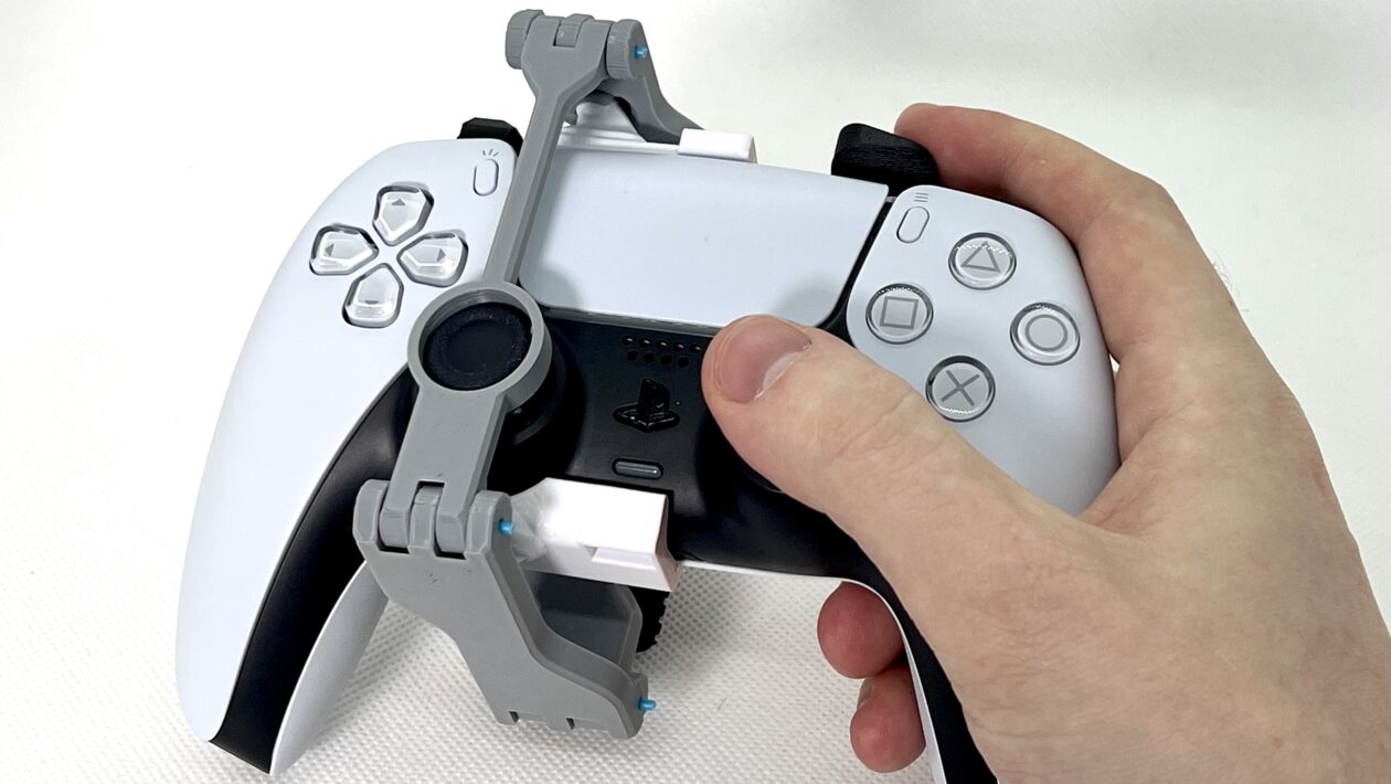 Díky adaptéru lze hrát hry nejen na PS5 jednou rukou
